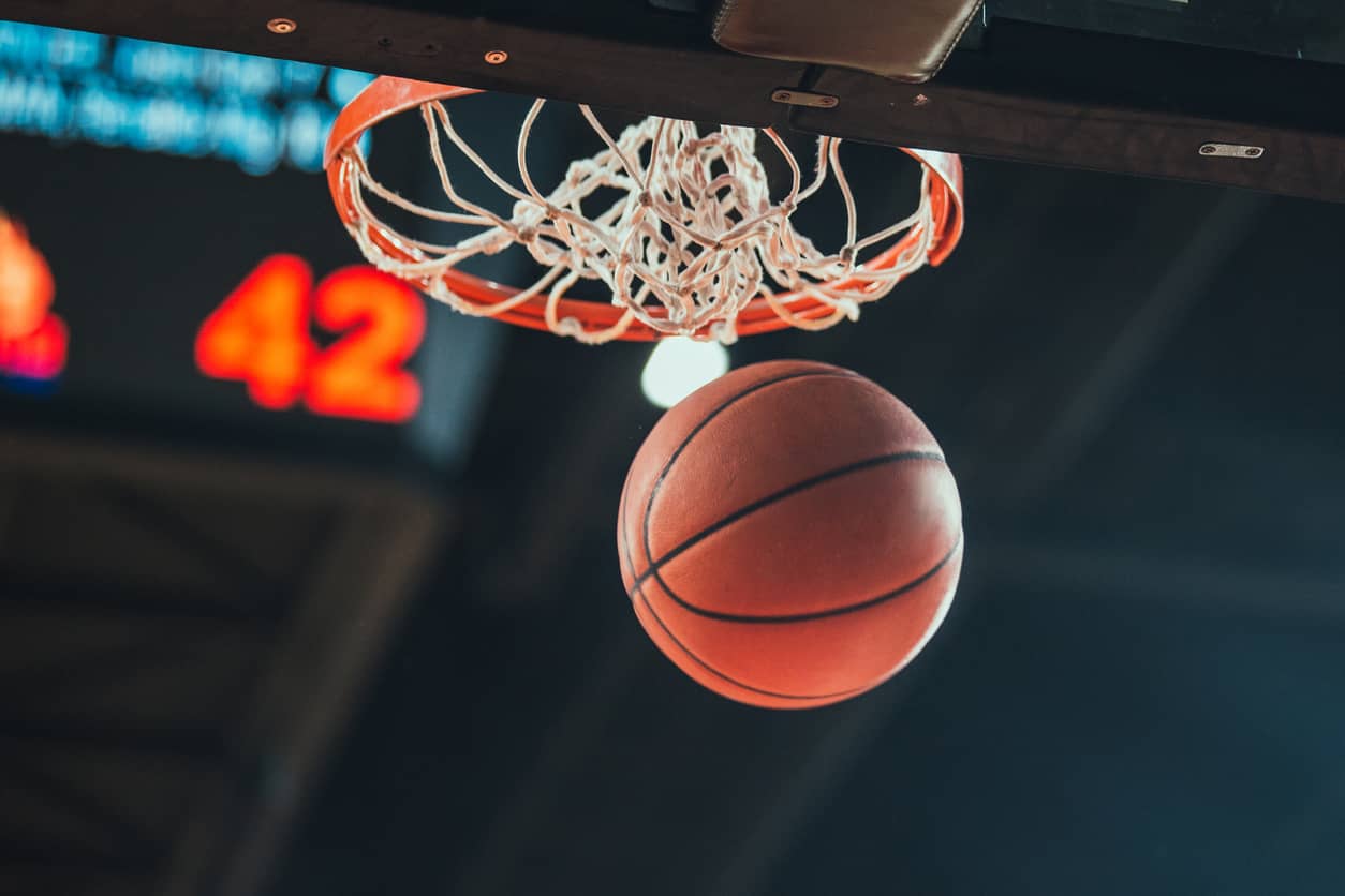 Governo do RJ compra a R$ 438 bola de basquete semelhante e de mesma marca à de R$ 90
