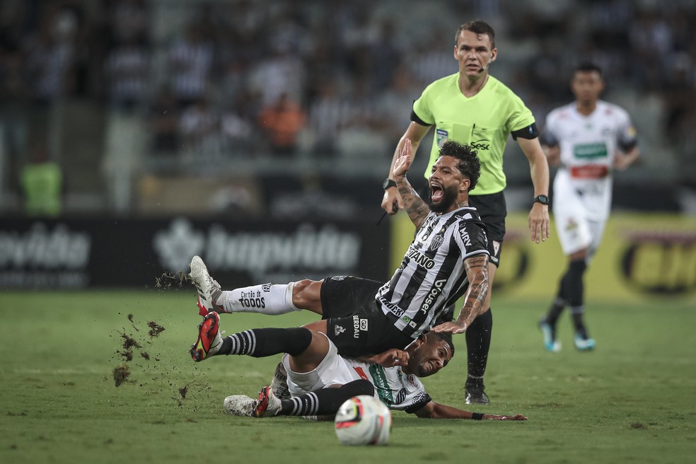 Após pênalti polêmico em Atlético-MG x Athletic, Federação Mineira afasta árbitro