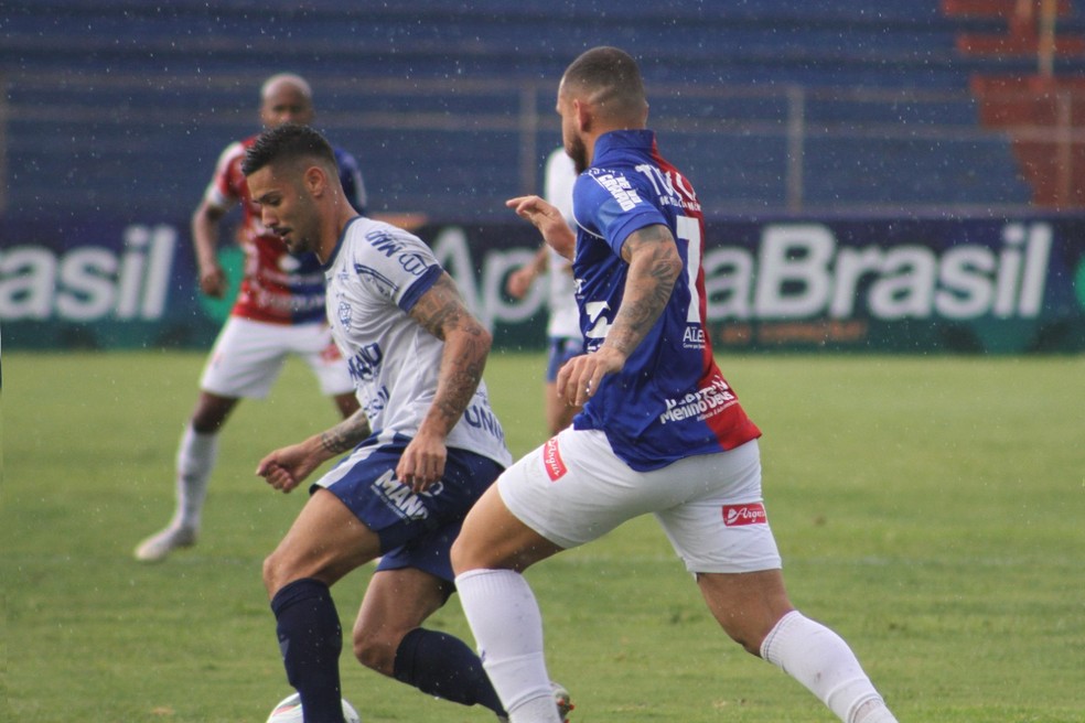 VÍDEO: Clube é rebaixado pela 3ª vez em um ano e torcida invade campo para agredir jogadores; assista