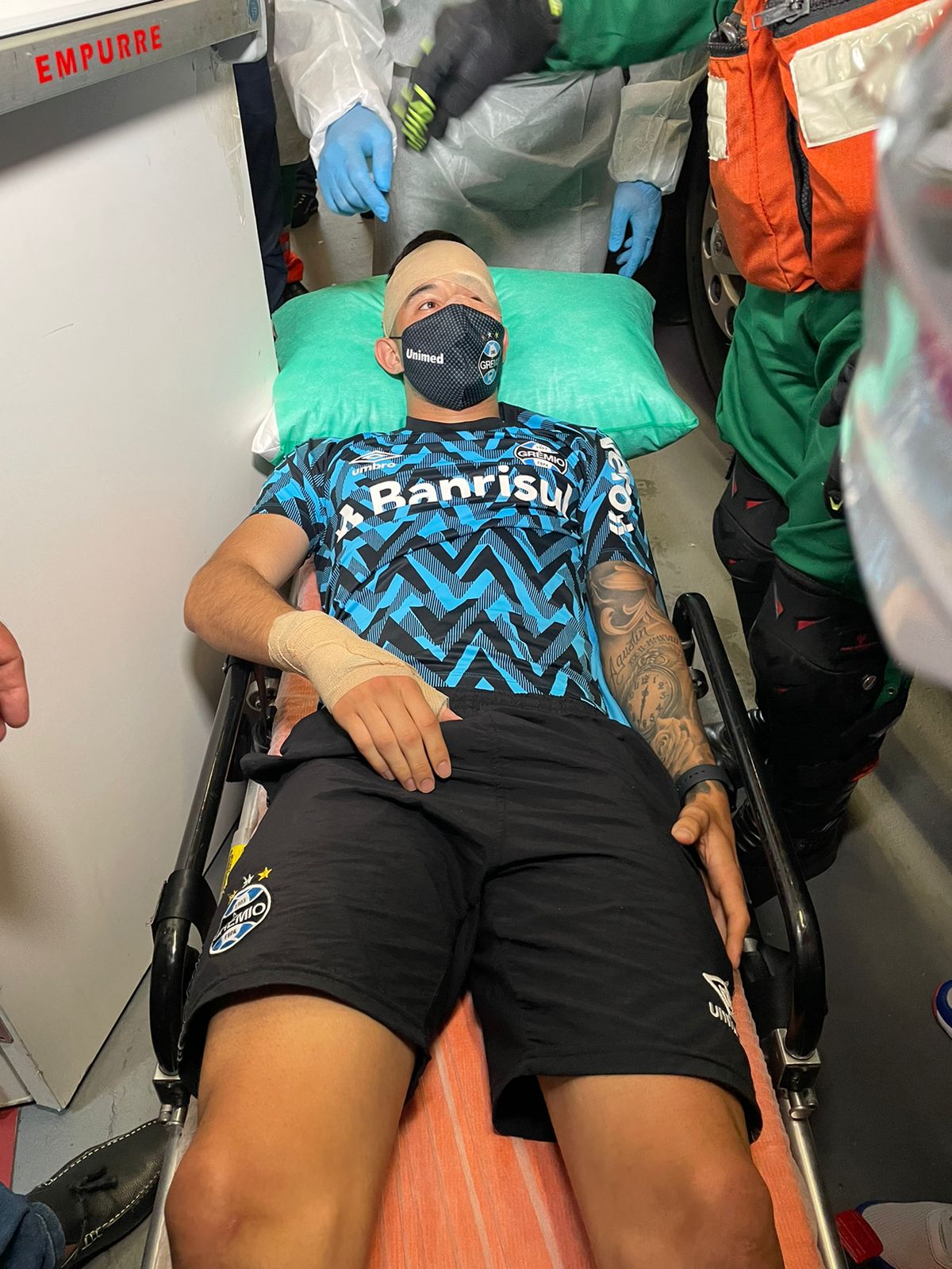 Jogador do Grêmio atingido em ataque a ônibus teve traumatismo craniano, mas passa bem