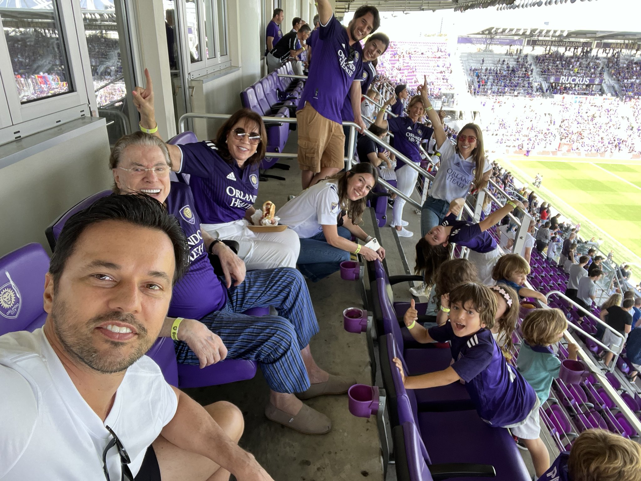 Fábio Faria e Silvio Santos assistem jogo de Alexandre Pato pelo Orlando City