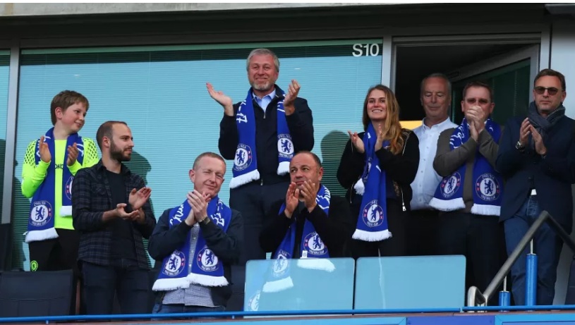 Reino Unido bloqueia bens do dono do Chelsea por ligação com Putin