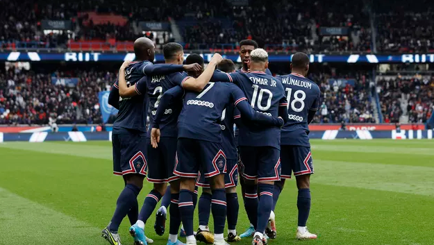 Após eliminação, Neymar e Messi são vaiados em vitória do PSG pelo Francês; confira