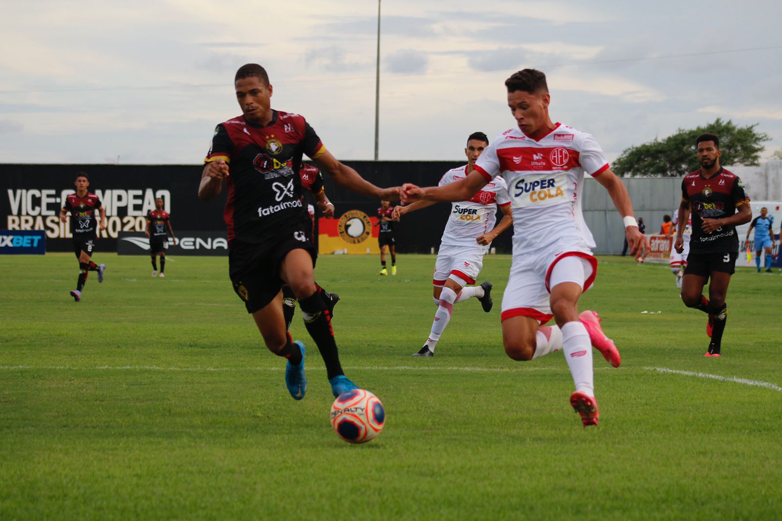 Globo vence de virada o América no Barettão e segue vivo no returno; veja os gols