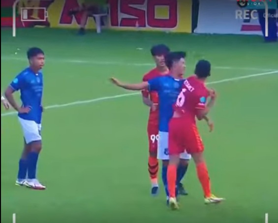 VÍDEO: Jogador acerta golpe de Muay Thai durante partida e manda rival para o hospital