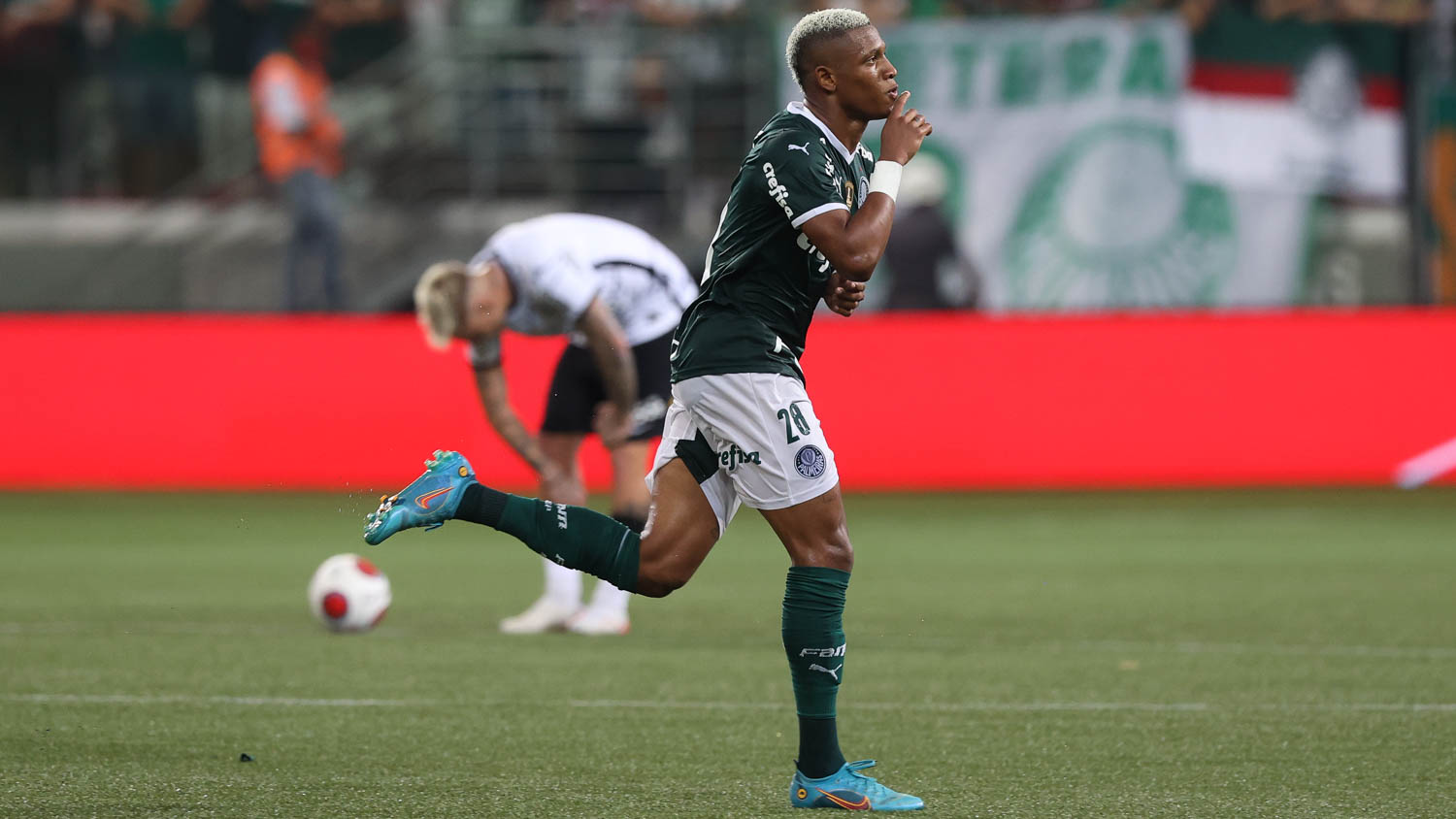 VÍDEO: Palmeiras vence clássico de polêmicas contra o Corinthians; veja os gols