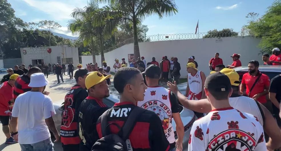 Torcedores do Flamengo protestam na porta do Ninho e dão tapas e socos nos carros dos atletas