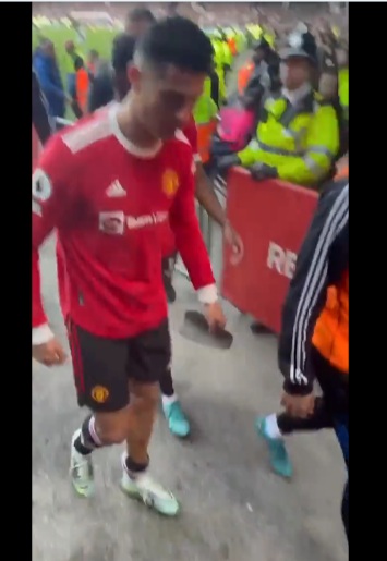 VÍDEO: Irritado, Cristiano Ronaldo derruba celular de torcedor do Everton após derrota