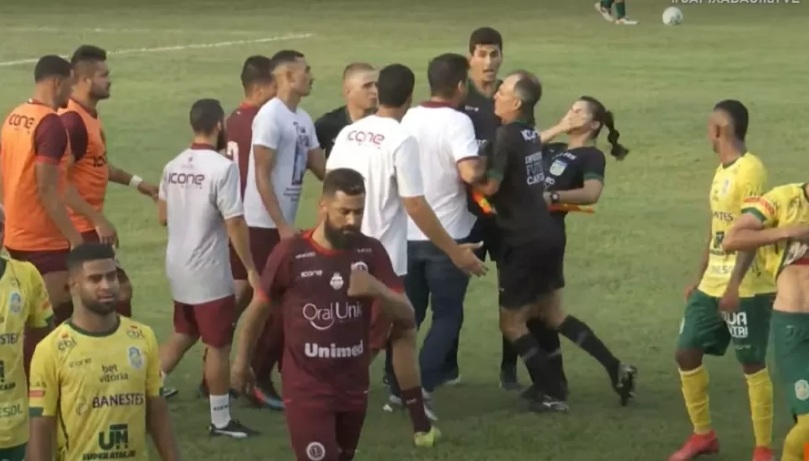 VÍDEO: Técnico é demitido por dar cabeçada em auxiliar mulher em jogo de estadual