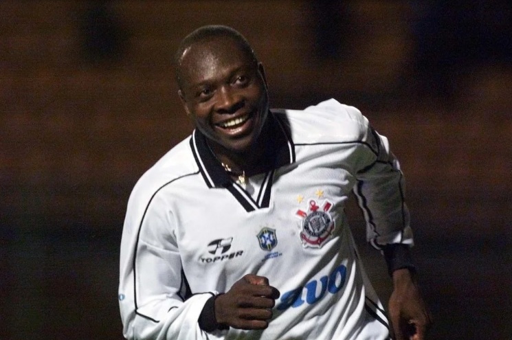 VÍDEO: Ex-jogador ídolo do Corinthians se envolve em grave acidente de carro