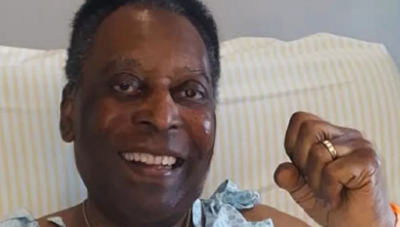 Pelé volta a ser internado às pressas