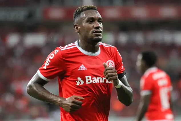 Jogador de clube brasileiro recebe vídeo com ameaça de torcedor e desabafa: "Até quando?"