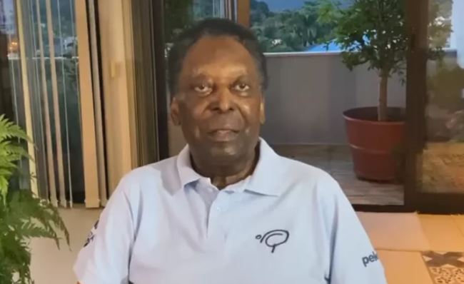 Pelé recebe alta após dois dias internado em SP