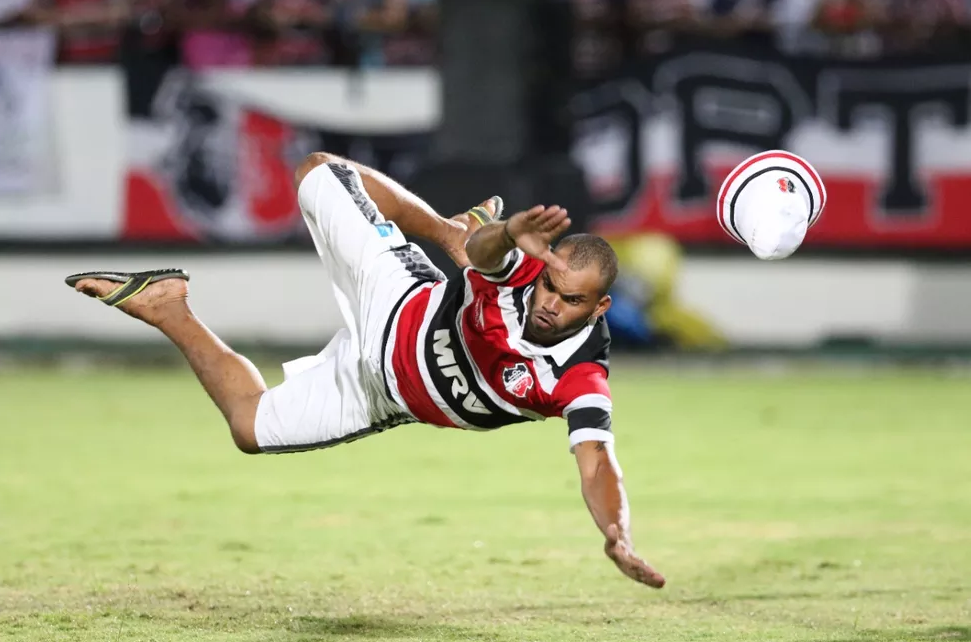 Torcedor do Santa Cruz invade campo para "ensinar" goleiro a defender após derrota