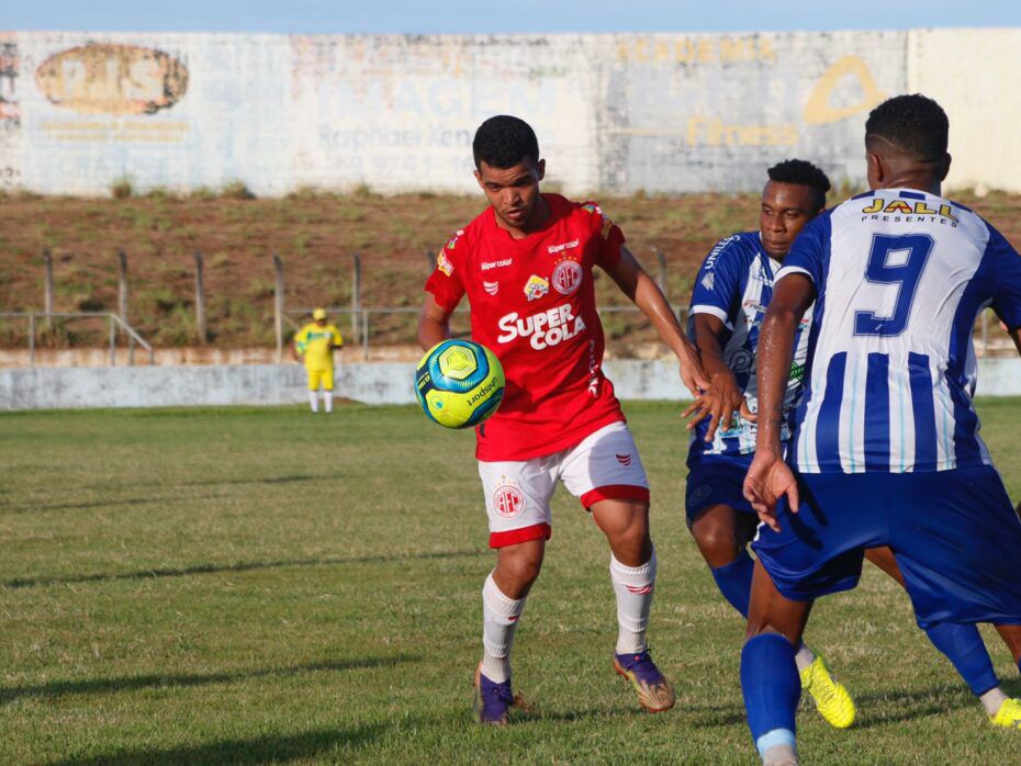 Em jogo de três expulsões, América e Crato empatam em 0 a 0 no Ceará
