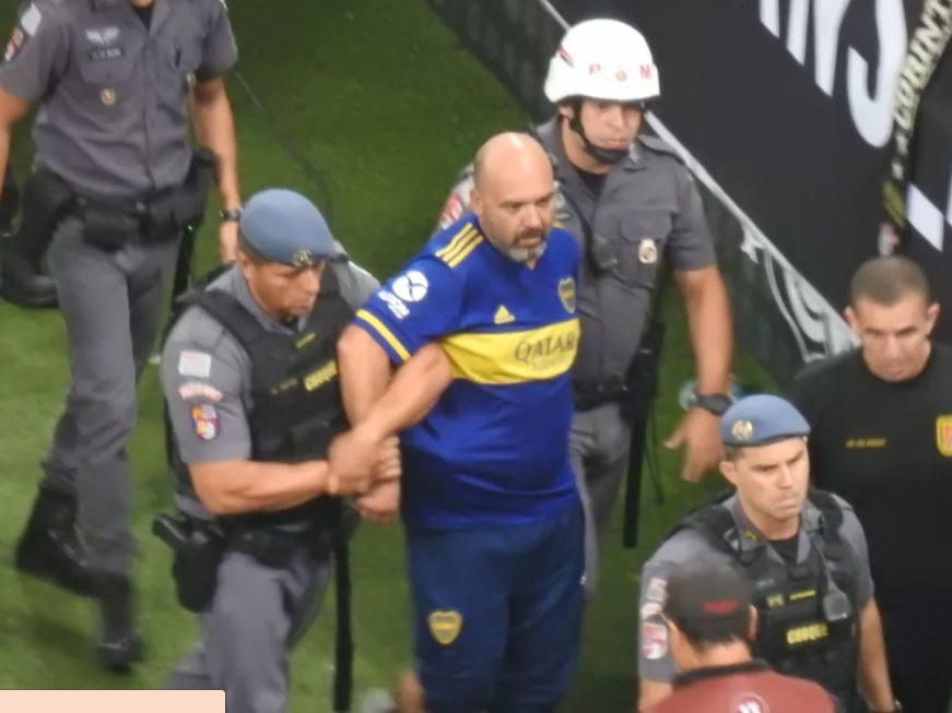 VÍDEO: Torcedor argentino que fez gesto racista paga fiança e é liberado pela polícia em SP