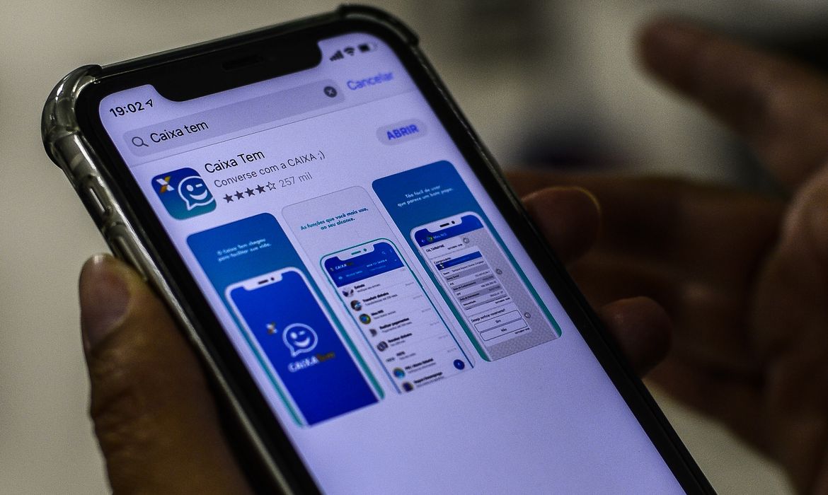 Trabalhadores já podem sacar até R$ 1 mil no FGTS; saiba quem tem direito