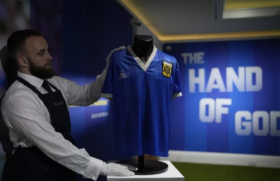 Camisa de Maradona no gol de mão é leiloada por valor recorde