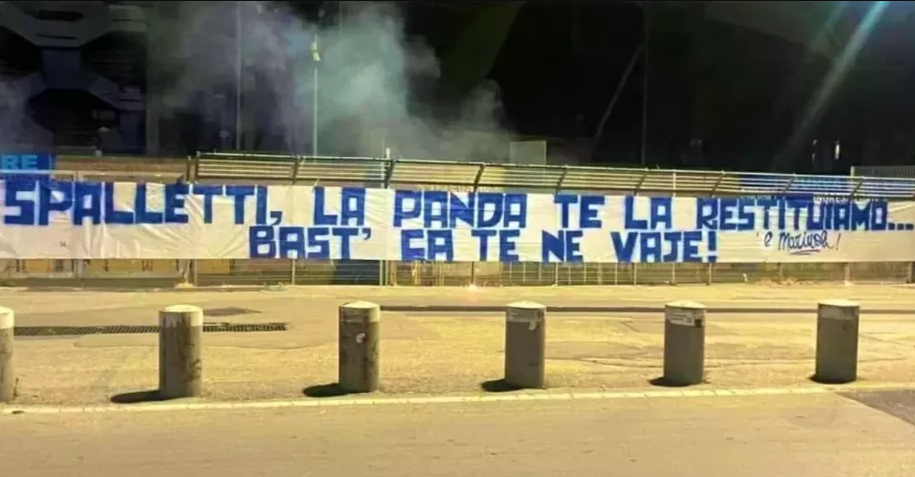 Torcida do Napoli exibe faixa na qual diz que roubou carro do técnico do clube