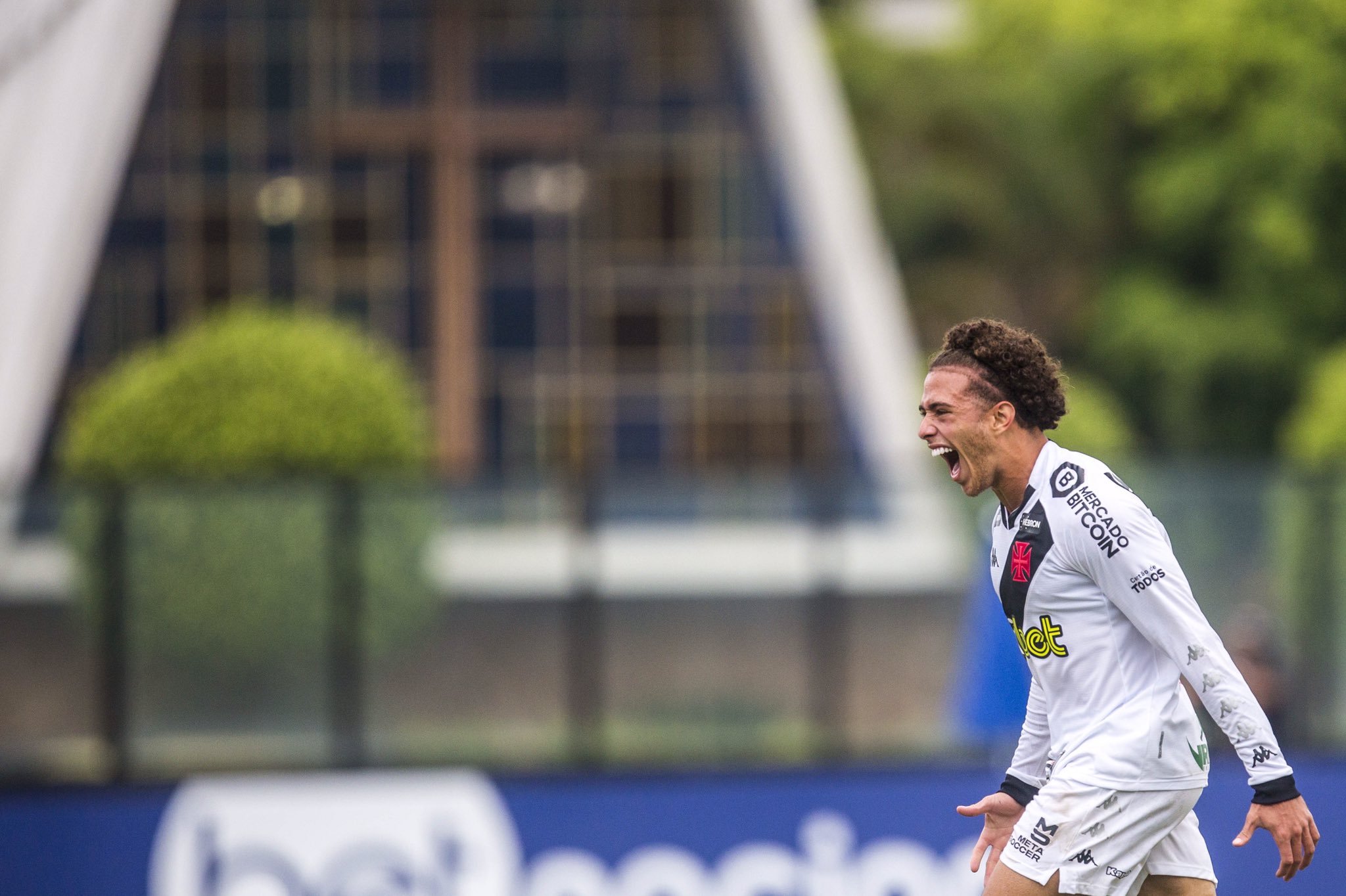 Jovem da base marca um golaço de falta, Vasco vence Bahia e entra no G-4 da Série B