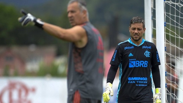 Paulo Sousa trava guerra com goleiro do Fla e espera solução