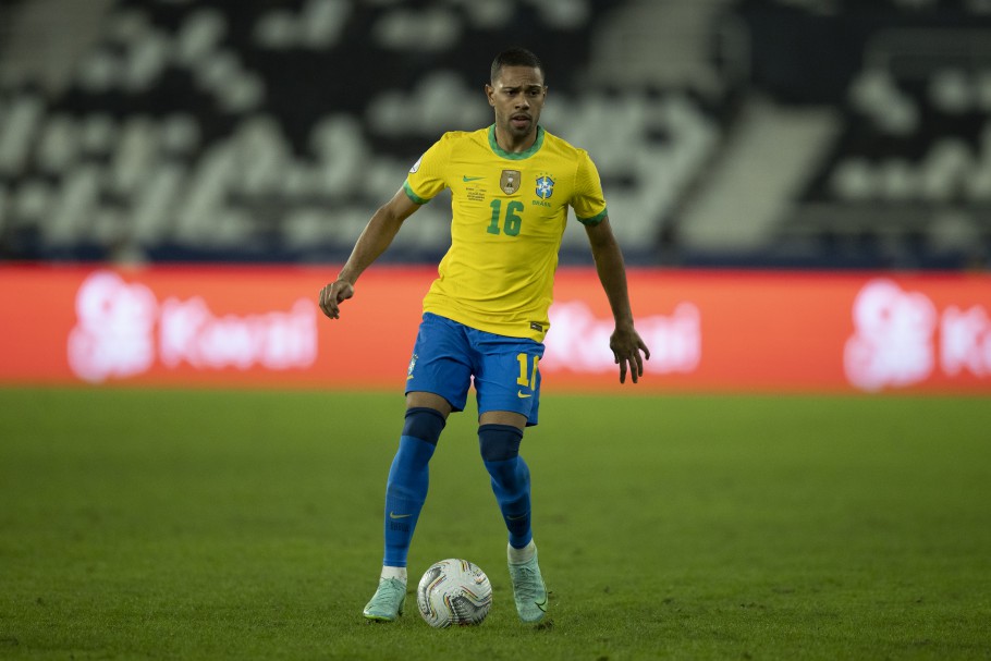 Novo rico do futebol inglês sinaliza interesse em jogador da Seleção Brasileira
