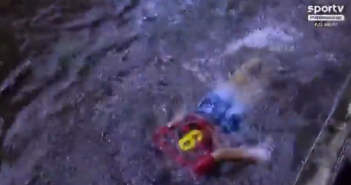 VÍDEO: Torcedor do Sport mergulha e nada nas sociais alagadas da Ilha do Retiro
