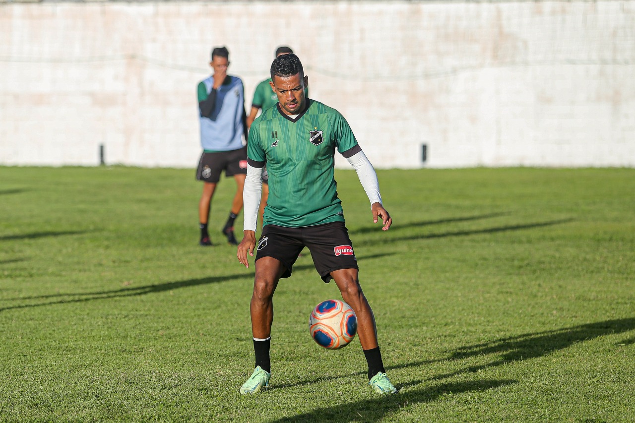Joga ou não joga? Wallyson é visto treinando no CT e aumenta chances de ausência no jogo de hoje