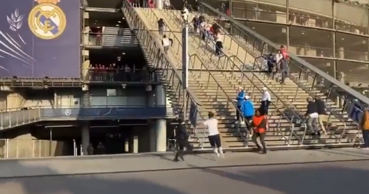 VÍDEO: Torcida pula grade, invade estádio e confusão histórica atrasa decisão da Champions
