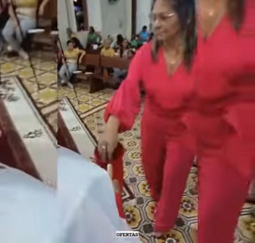 VÍDEO: Prefeita do interior do RN é acusada de fingir fazer oferta durante missa