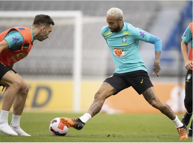 Neymar leva pisão, deixa treino da seleção brasileira e vira dúvida para amistoso