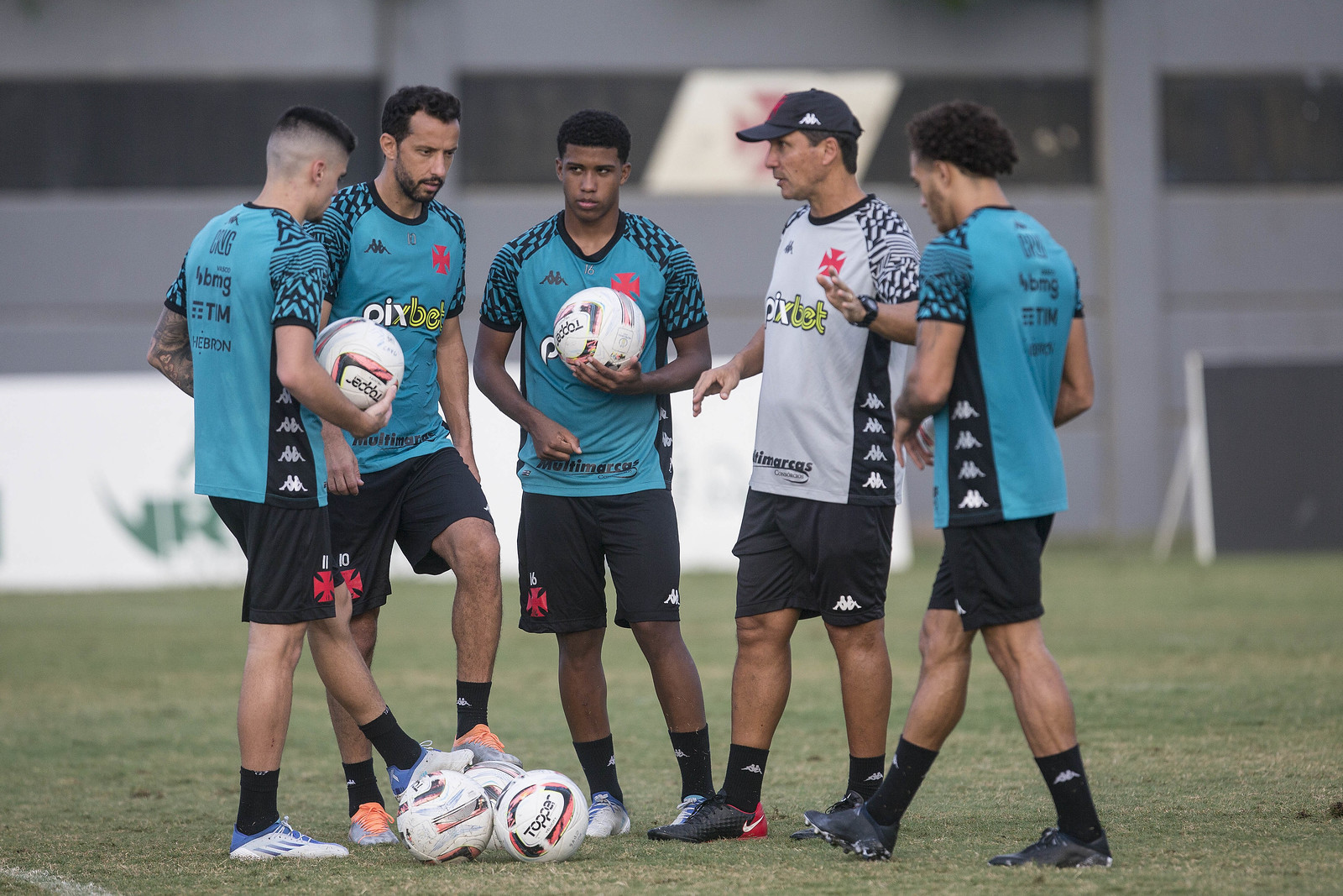 Vasco x Grêmio e amistosos internacionais; confira os jogos de hoje