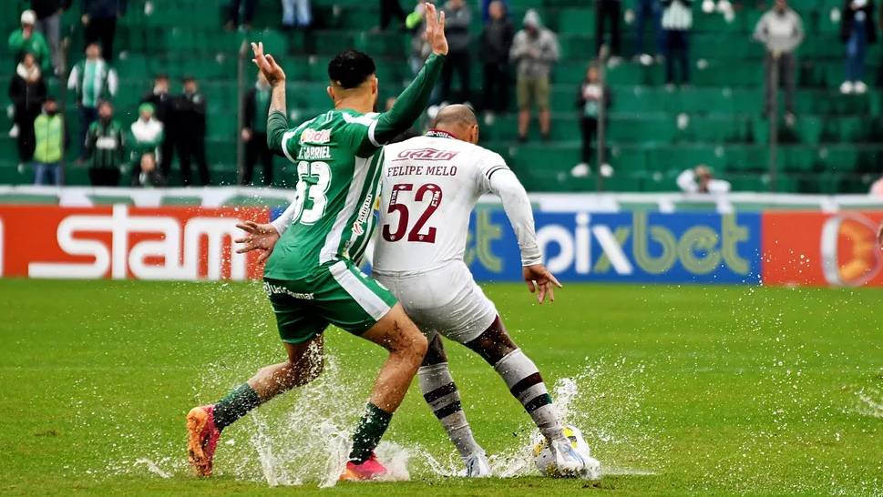 VÍDEO: Torcida do Juventude chama Felipe Melo de bandido, e jogador responde com gesto de arma