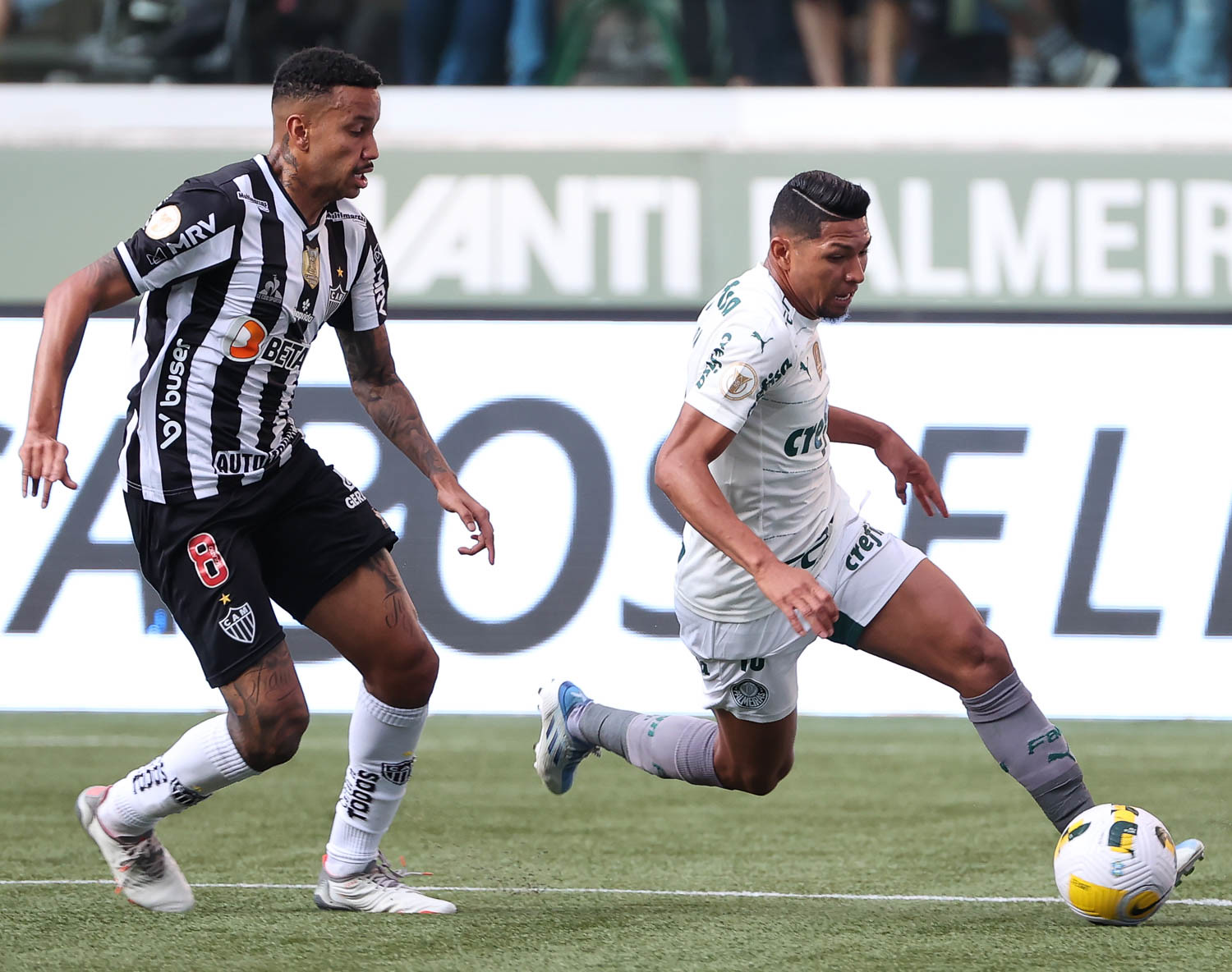 Empatados na tabela e disputando a liderança, Palmeiras e Galo ficam somente no empate