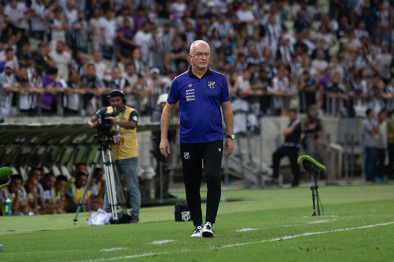Dorival Júnior ganha força no Flamengo, que observa alternativas no exterior