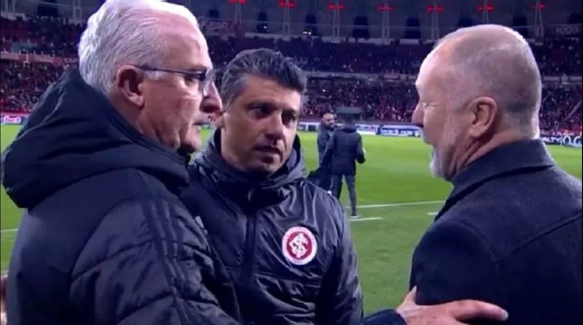 VÍDEO: Câmera flagra "conselho" de Mano para Dorival: "Meu time também estava esculhambado"