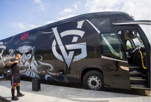 Ônibus quebra e jogadores do Vasco organizam “carona” para o Maracanã