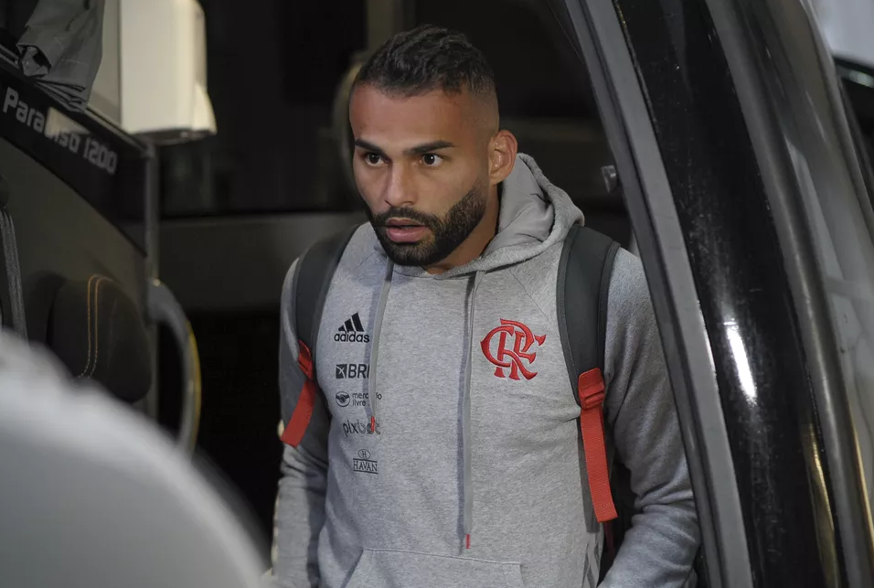 Com febre e dores, Thiago Maia é liberado e não viaja para defender o Flamengo contra o Atlético-MG