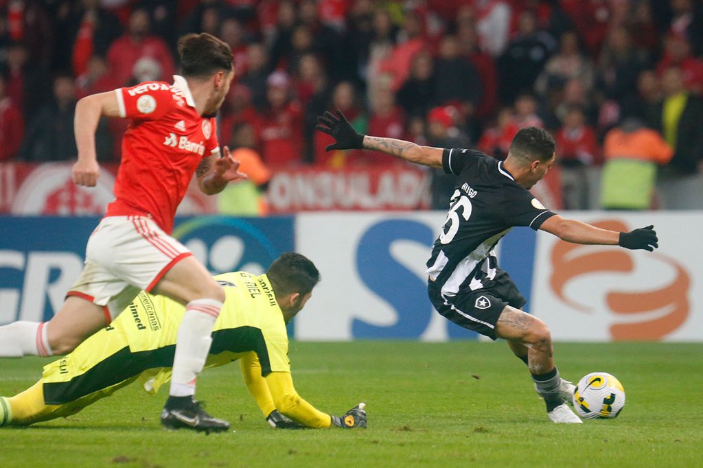 VÍDEO: Jogador do Botafogo, desloca o ombro e é agredido em briga com time do Internacional; ASSISTA
