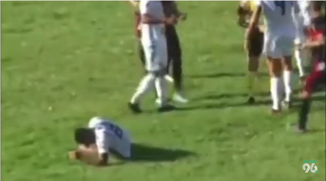 VÍDEO: Jogador da Série D cai em campo e é atacado por formigas; ASSISTA