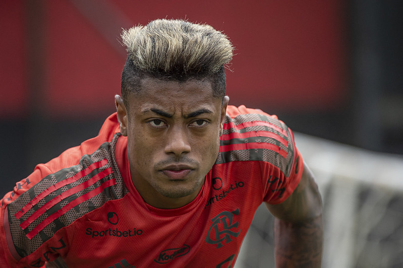 Após novos exames, Bruno Henrique vai operar o joelho e não joga mais essa temporada