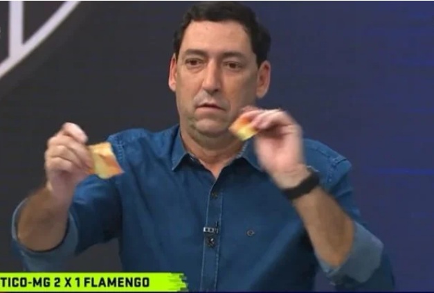 VÍDEO: Comentarista esportivo rasga dinheiro ao vivo, é criticado e pede desculpas; ASSISTA