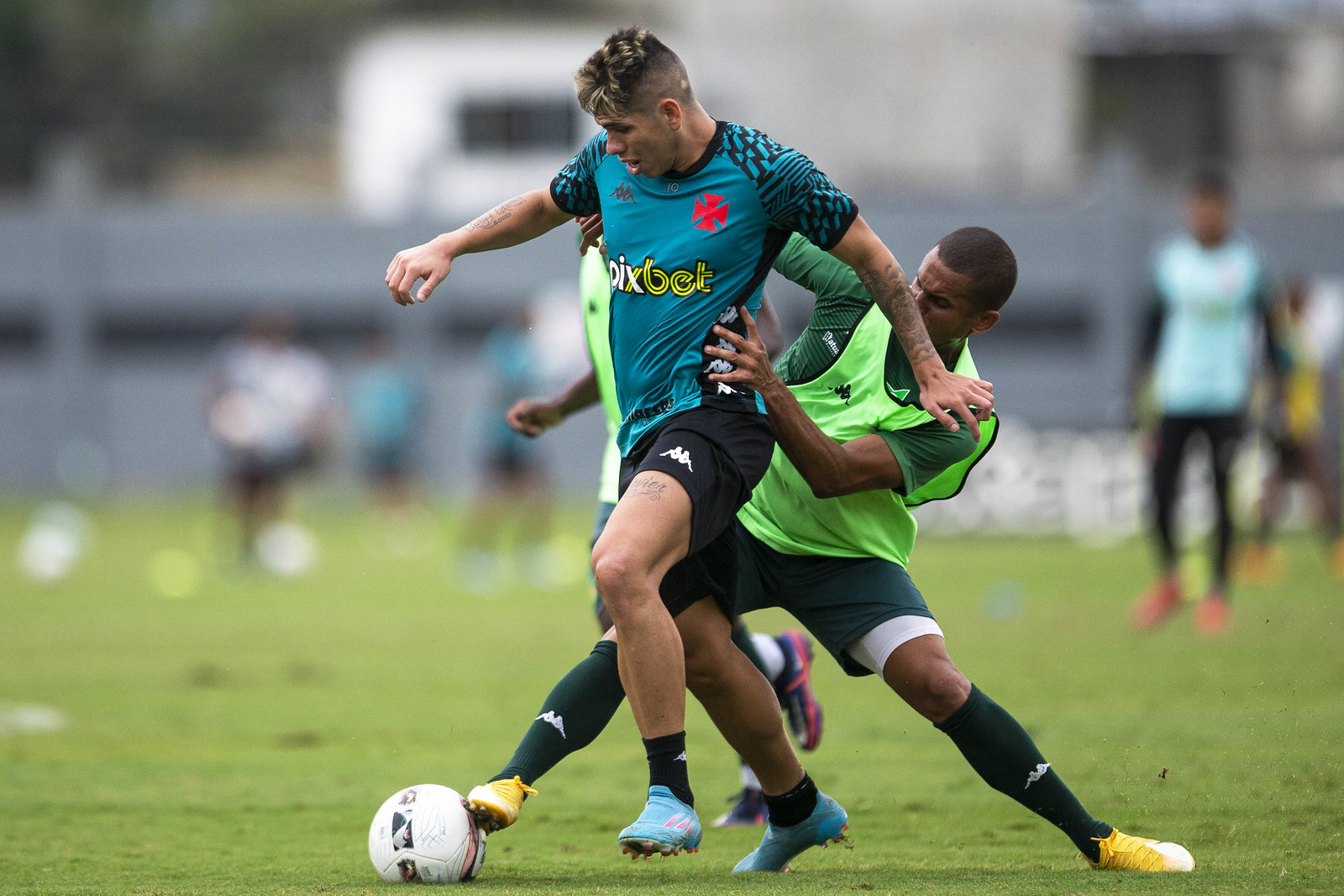 Vasco e Inter em campo, campeonatos internacionais; confira os jogos de hoje