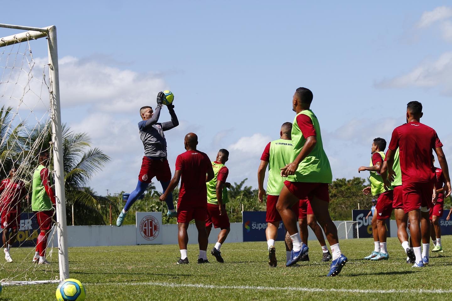 América e Globo em campo, Botafogo x Fluminense e campeonatos internacionais; confira os jogos de hoje