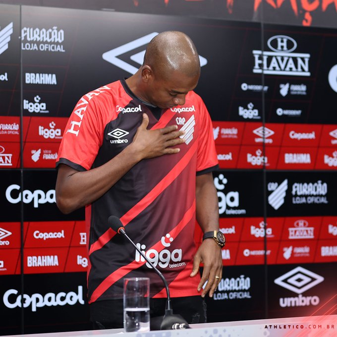 Athletico-PR apresenta oficialmente o volante Fernandinho que atuava no Manchester City