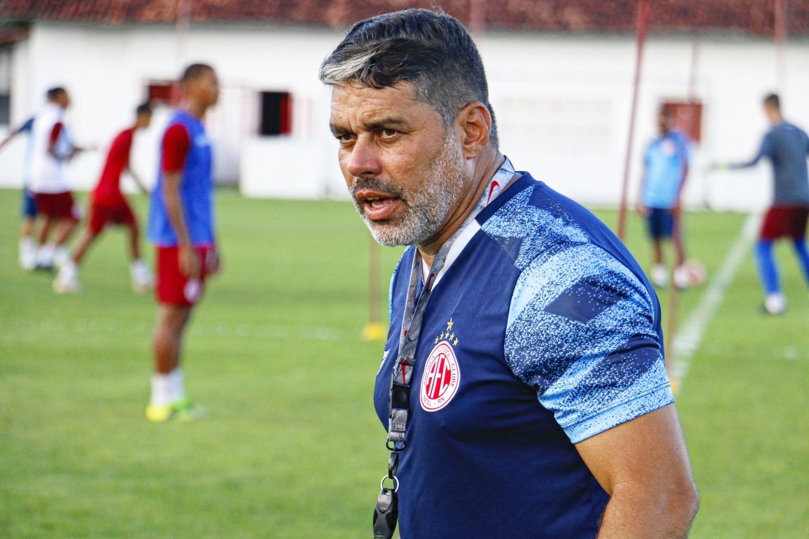 Leandro Sena é efetivado como treinador do América