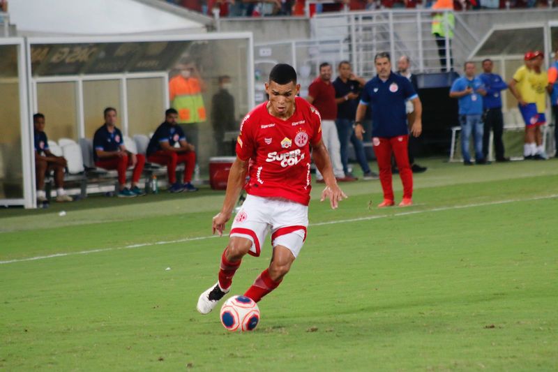 Revelado pelo América, lateral está de saída para o futebol árabe