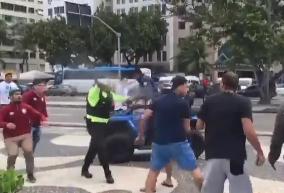 VÍDEO: Torcedores de Fluminense e Corinthians brigam na praia de Copacabana