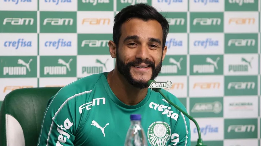 VÍDEO: Ex-atacante de Flamengo e Palmeiras é multado e suspenso por um ano na China; entenda