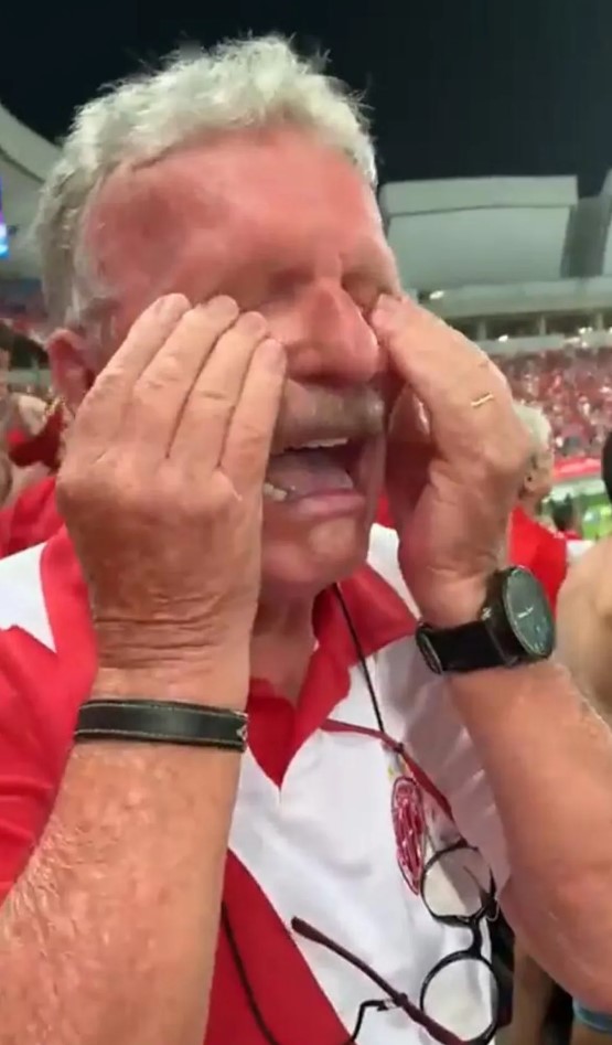 Torcedor se emociona com acesso do América-RN e viraliza após postagem de filha: "Não chorou nem no meu casamento"